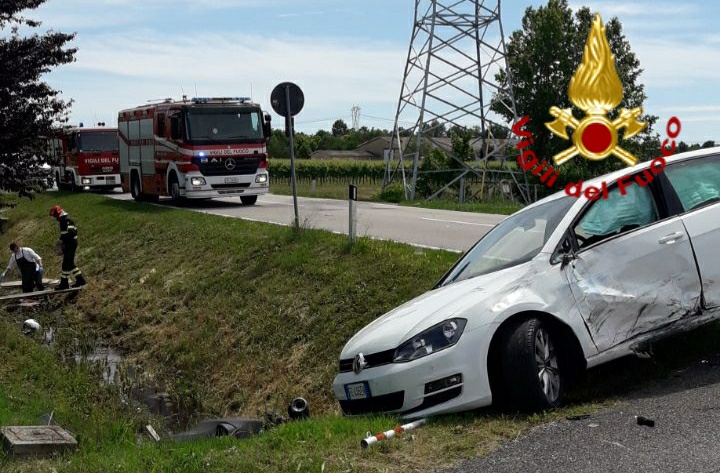 Incidente Fagarè della Battaglia, violento scontro tra auto e scooter: un ferito