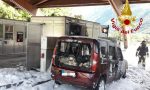 Casello Vittorio Veneto Nord, auto prende fuoco sotto la pensilina: conducente salvo