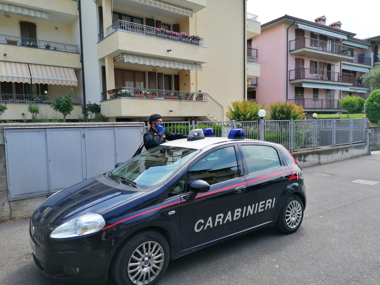 Soffoca la moglie e poi si suicida, l’ultimo messaggio: “Vado al porto per farla finita”