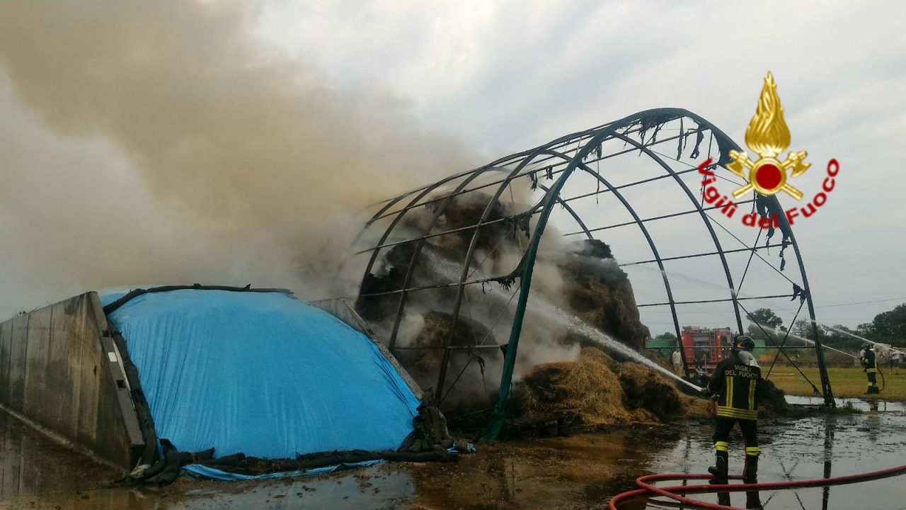 In fiamme 500 palloni di paglia all’azienda “Vacca mora”