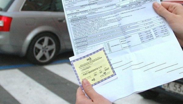 Polizza auto totalmente falsa, albanese truffato da due connazionali