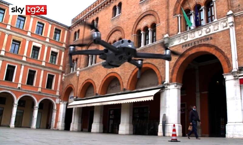 Robocop volanti a Treviso misurano la febbre dei passanti da venti metri d’altezza