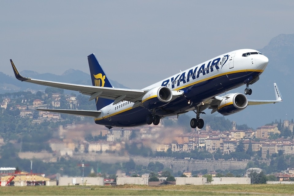 In ritardo all’aeroporto di Treviso, scavalcano il gate per imbarcarsi: multate due turiste francesi