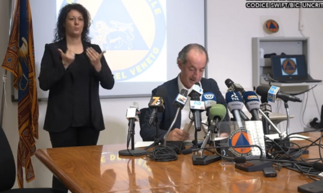 Assembramenti bar e piazze, Zaia avverte: “Virus cecchino, si rischia di tornare indietro”