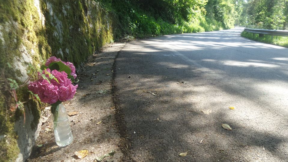 Fiori sull’asfalto: il dolore per la morte di padre e figlia sul Grappa non si placa