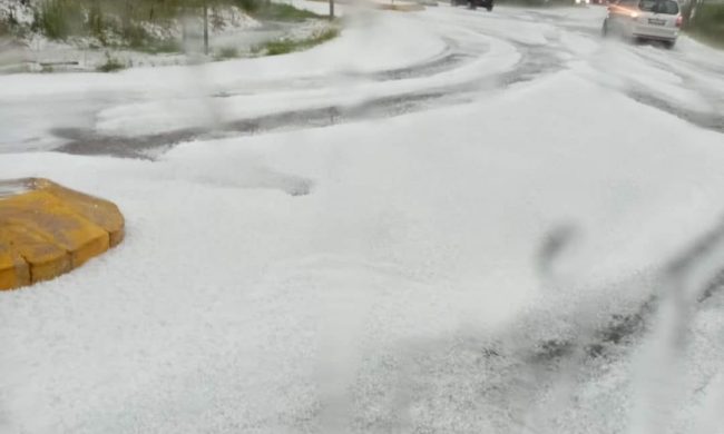 “Neve” a giugno? No, è “solo” un’incredibile grandinata – VIDEO