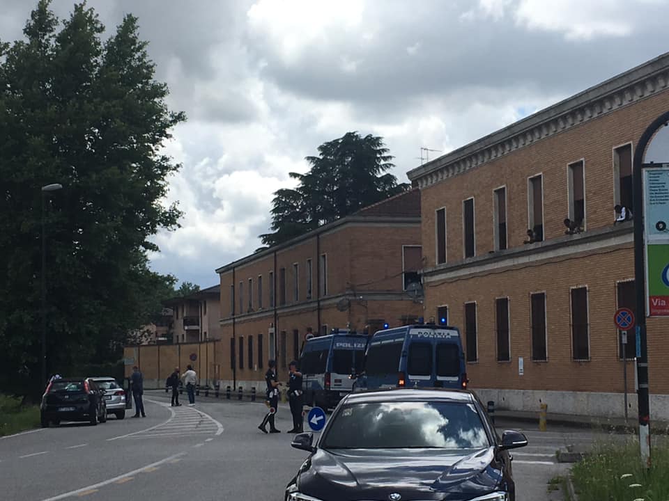 Rivolta migranti alla caserma “Serena” di Casier: situazione sotto controllo. Domani l’esito dei tamponi