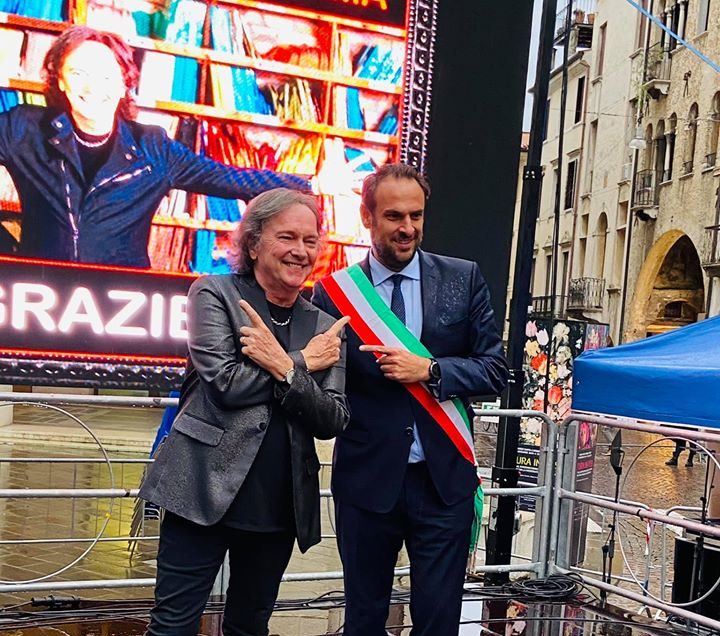 Red Canzian a Treviso, musica più forte della pioggia: è un successo – VIDEO