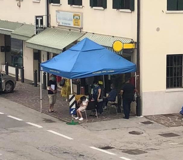 Uffici postali Altivole, attese troppo lunghe all’esterno: il Comune allestisce una “sala d’aspetto mobile”