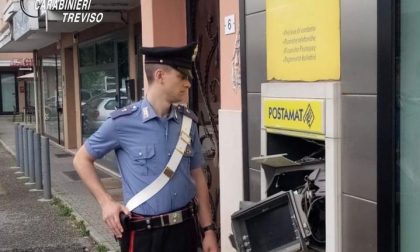 Fanno esplodere il postamat a Vedelago ma l'allarme e i Carabinieri li fanno scappare