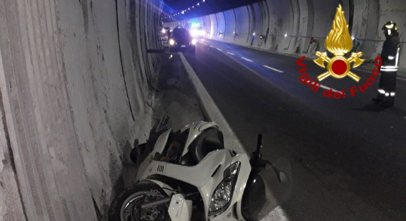Incidente Vittorio Veneto: perde il controllo della moto e sbatte contro il muro della galleria
