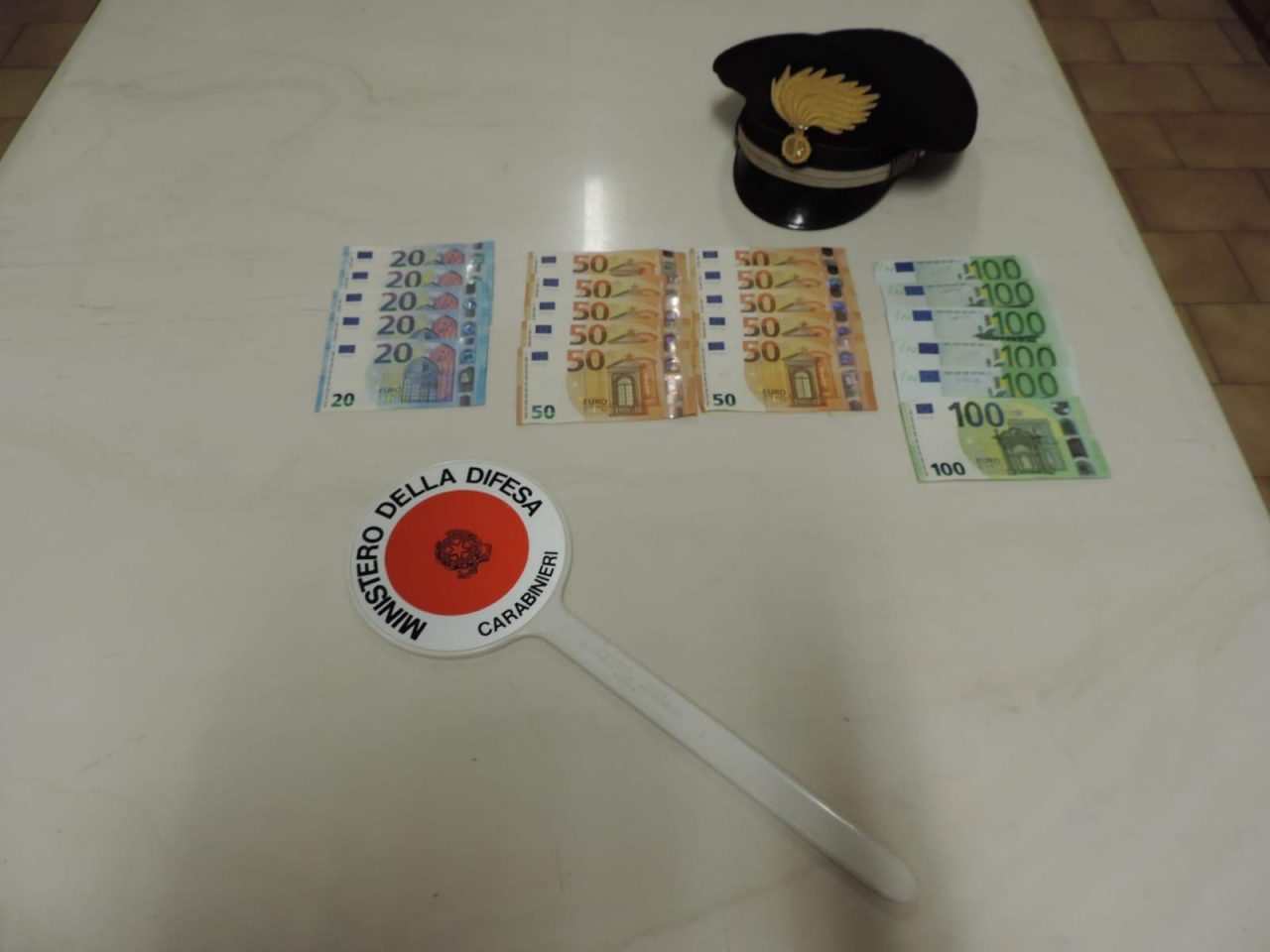 Mentre il titolare è assente ruba 1200 euro dal cassetto della scrivania, arrestato