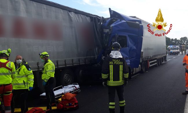 Incidente A4, scontro tra camion: un ferito – FOTO