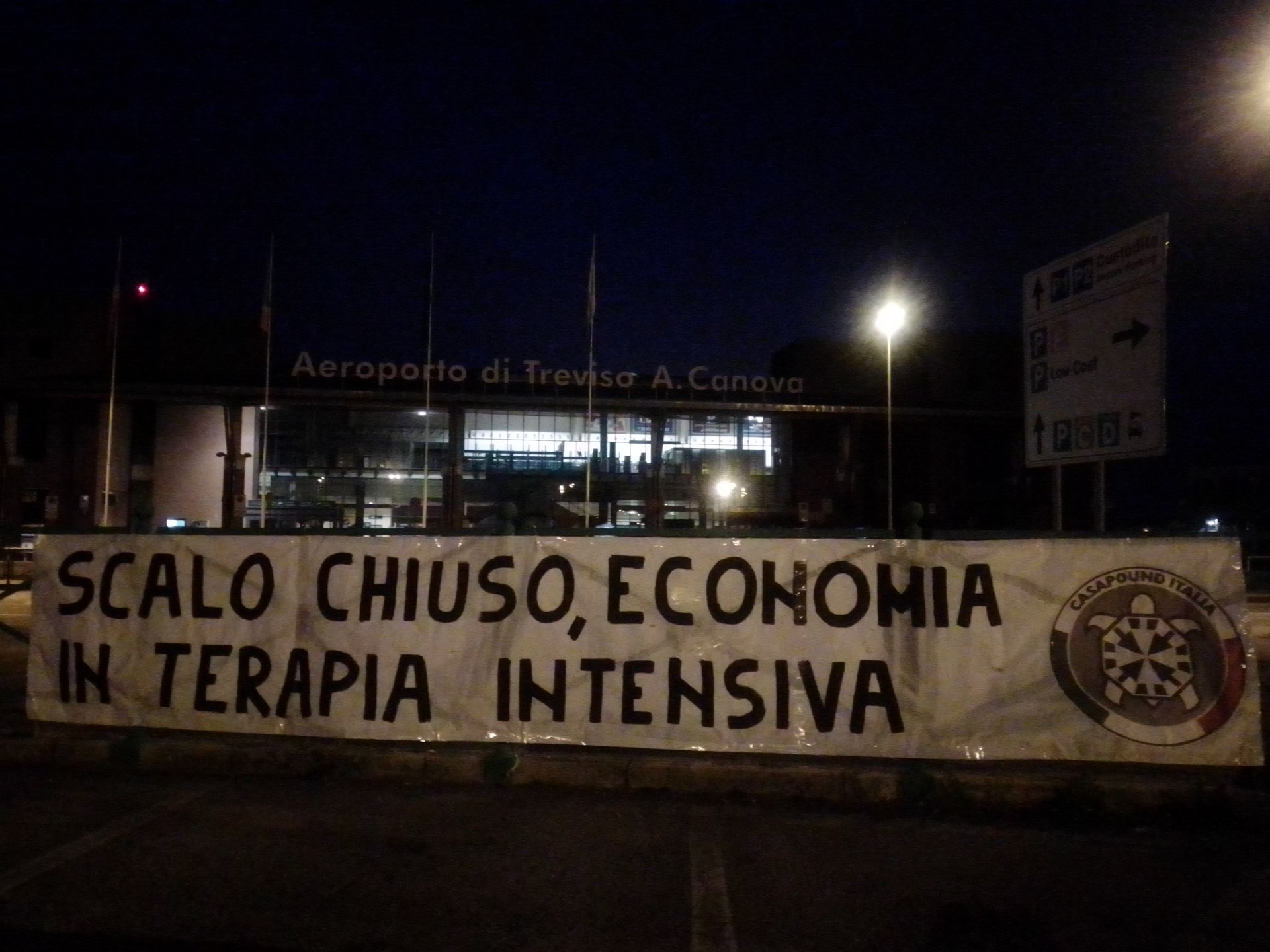 Aeroporto Canova chiuso fino a ottobre, blitz di CasaPound Treviso: "Ulteriore mazzata"