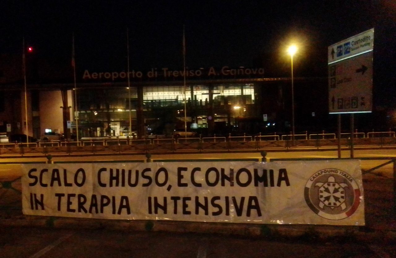 Aeroporto Canova chiuso fino a ottobre, blitz di CasaPound Treviso: “Ulteriore mazzata”