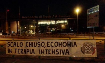 Aeroporto Canova chiuso fino a ottobre, blitz di CasaPound Treviso: "Ulteriore mazzata"