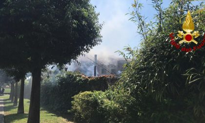 Camper prende fuoco e le fiamme si estendono alla casa: paura a Santa Lucia di Piave