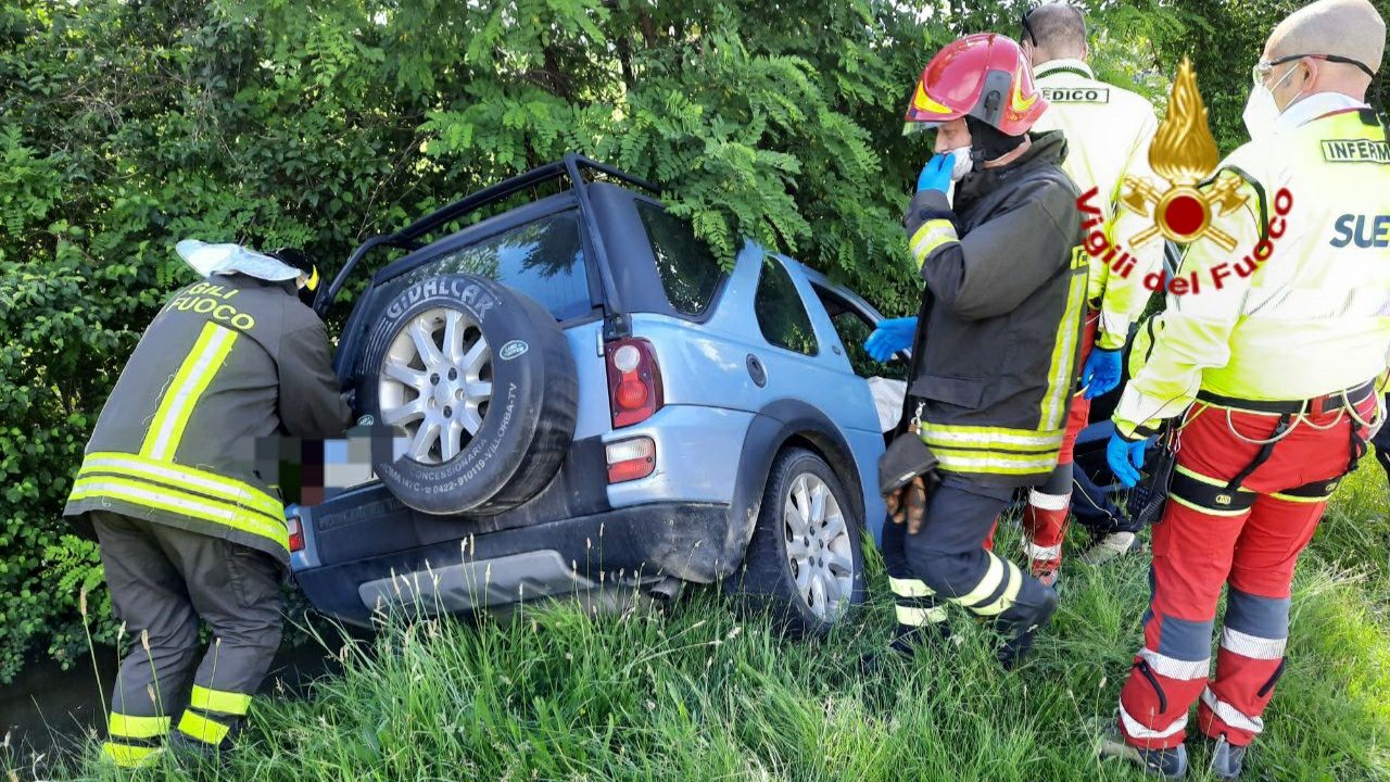 Incidente Ponzano Veneto, due auto nel fosso: un ferito