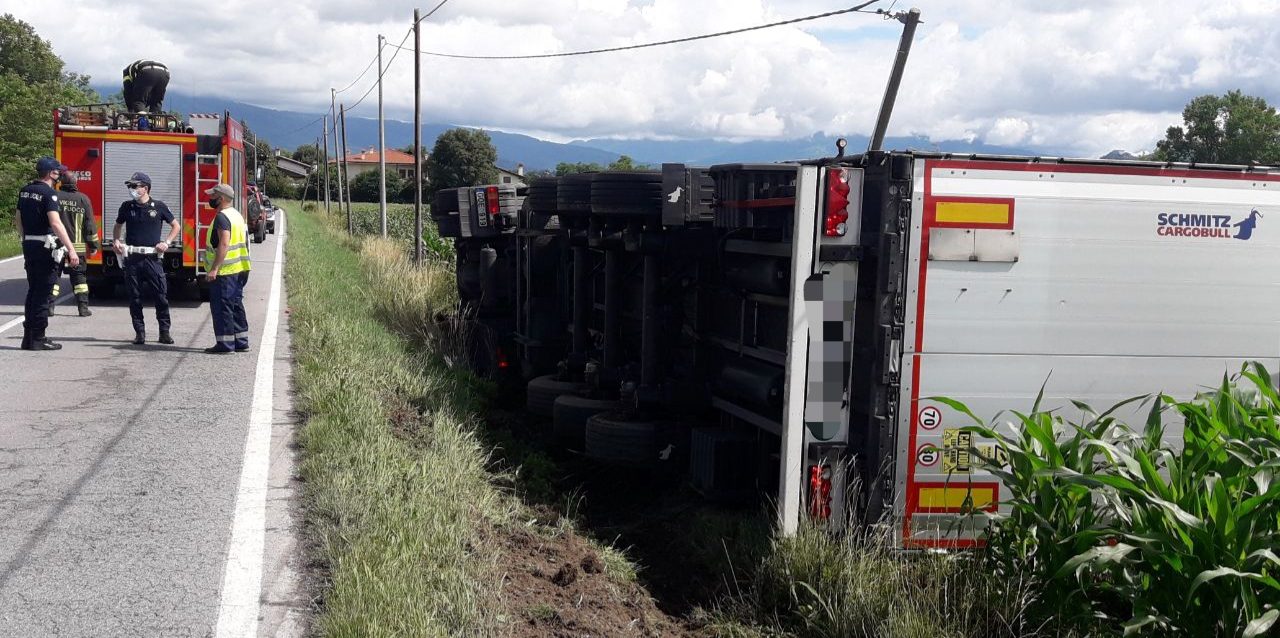 Incidente Fonte, camion fuori strada: intervengono i Vigili del fuoco