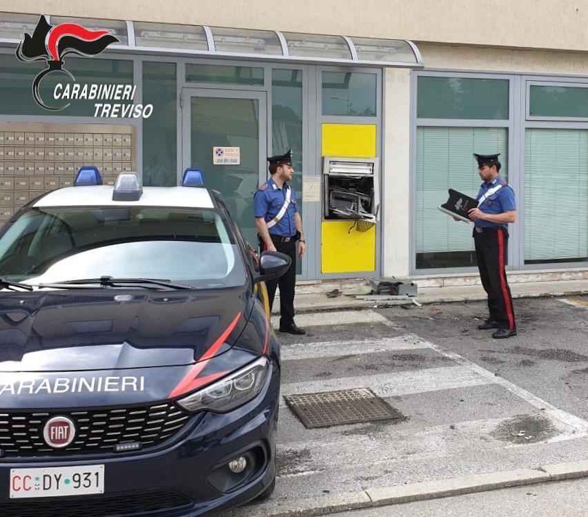Paura a Riese, postamat fatto esplodere nella notte: è caccia alla banda