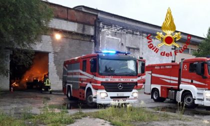 Capannone brucia all'alba: incendio domato dai Vigili del fuoco di Conegliano