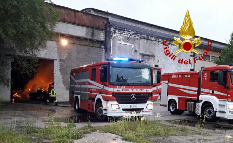 Capannone brucia all’alba: incendio domato dai Vigili del fuoco di Conegliano