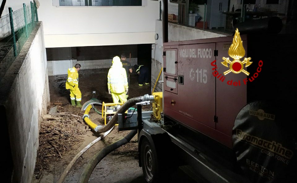 Emergenza maltempo, smottamenti e disagi a Follina: famiglia salvata dai pompieri – FOTO