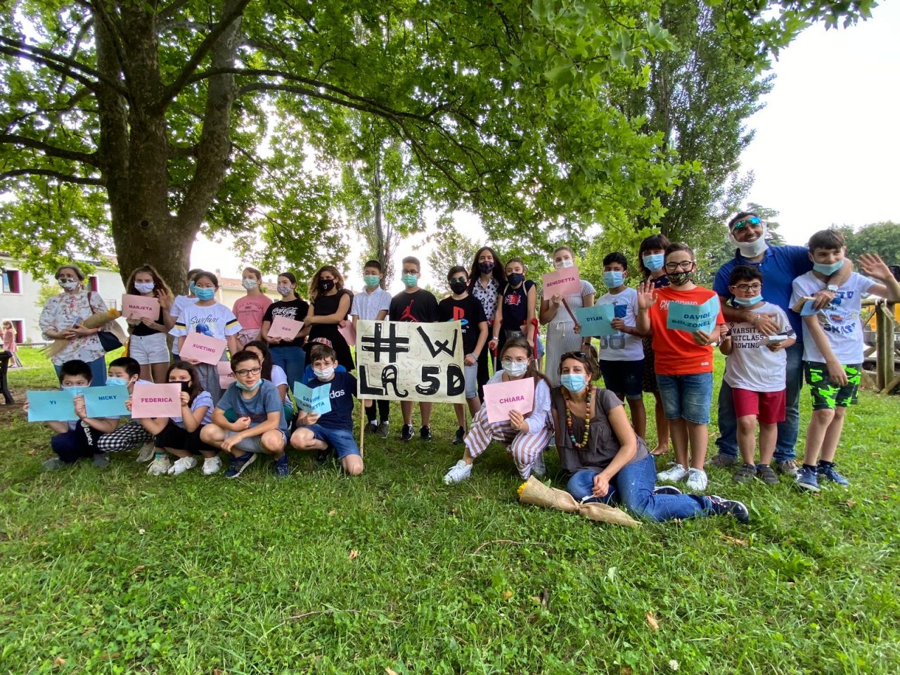 Giochi e ampi sorrisi, il saluto finale della 5D della scuola primaria G. Marconi di Montebelluna