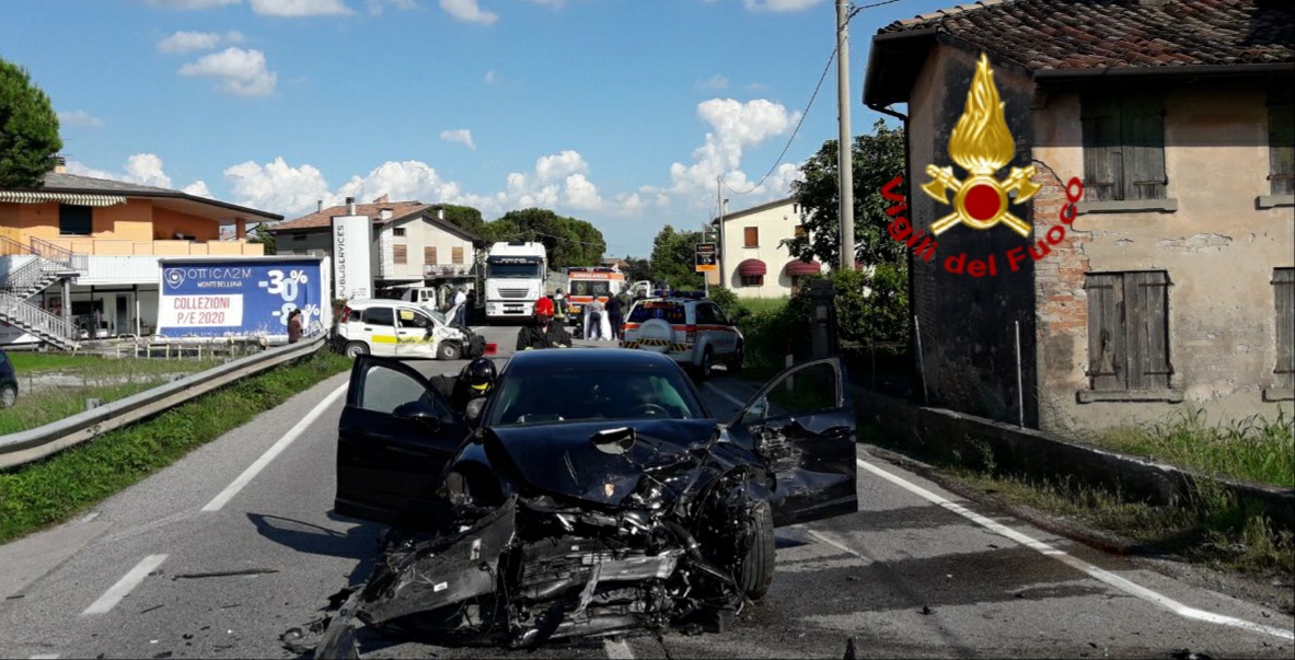 Montebelluna, violento scontro tra Porsche e Panda delle Poste: un ferito grave
