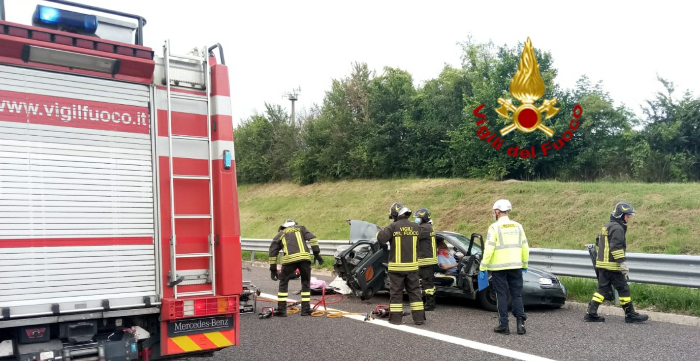 Grave incidente in A27 all'altezza di Conegliano: una persona incastrata tra le lamiere