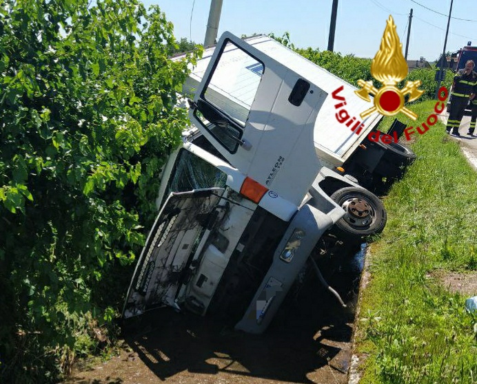 Sernaglia della Battaglia, furgone fuori strada: due feriti