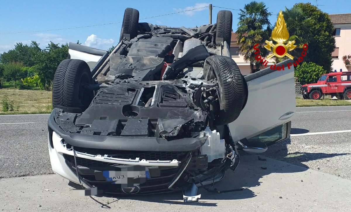 Incidente Ormelle, l’auto si ribalta: guidatore incastrato