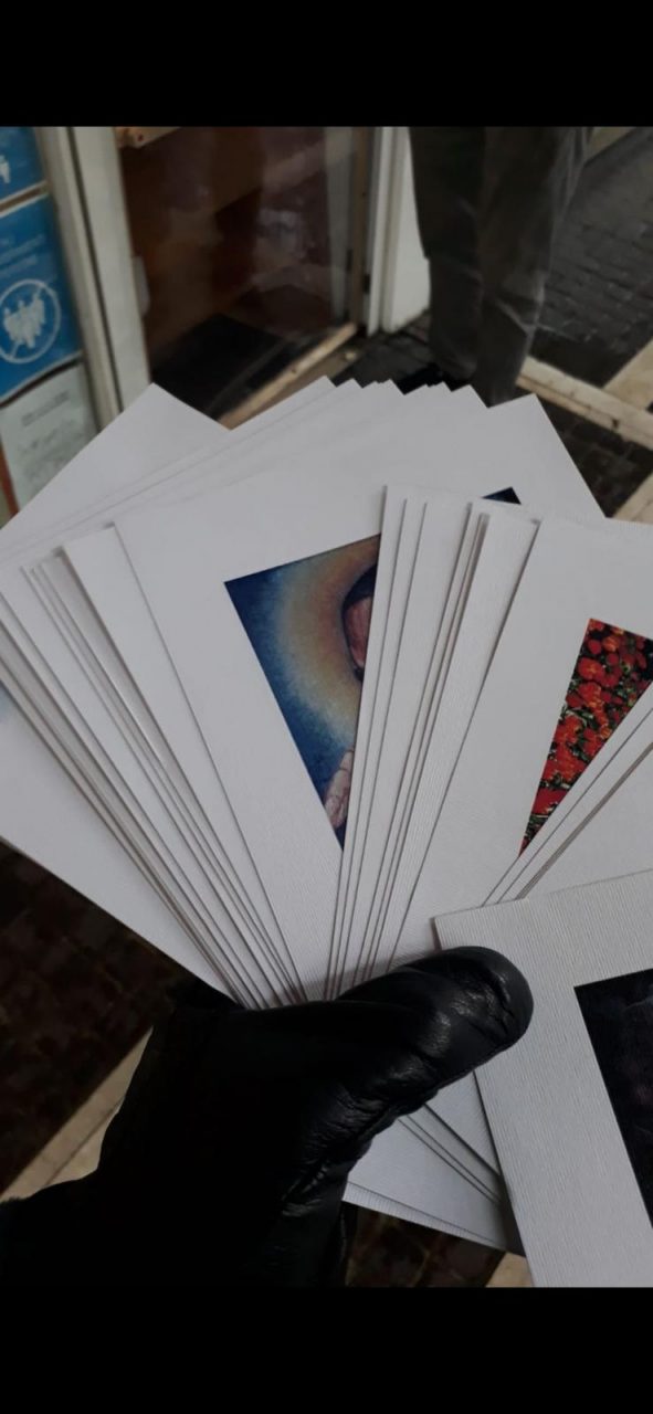 Minacce e insulti ai passanti che non compravano le sue cartoline: sanzionato venditore abusivo