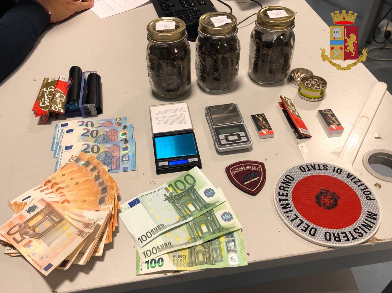 Spaccio di droga, 25enne trevigiano arrestato: nascondeva soldi e marijuana in auto