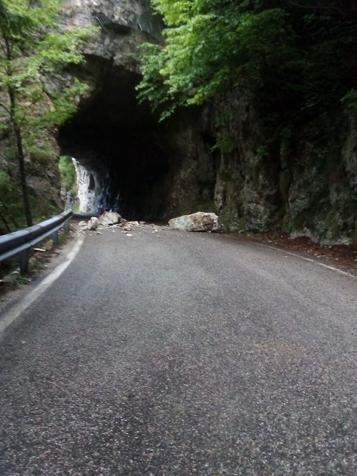 Pericolo caduta massi: chiusa al traffico la SP 140 sul Grappa, in località Cornosega