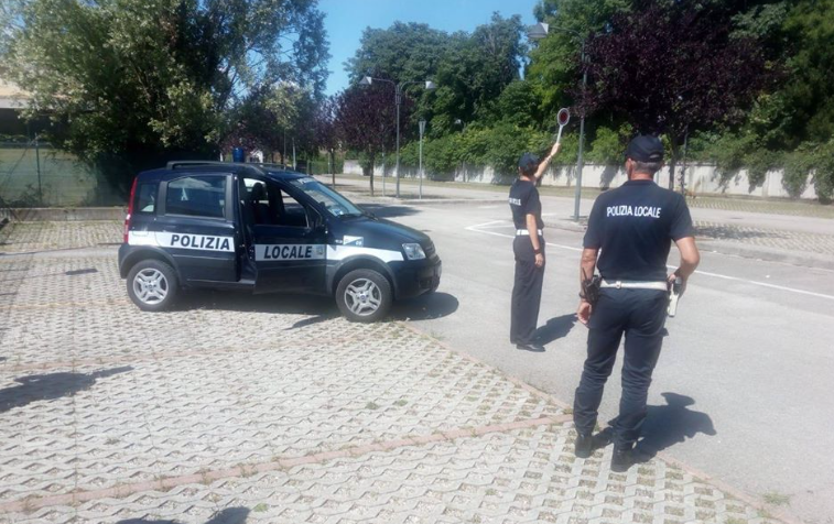 Prende appunti mentre guida, fermata dalla Polizia locale di Treviso e sanzionata