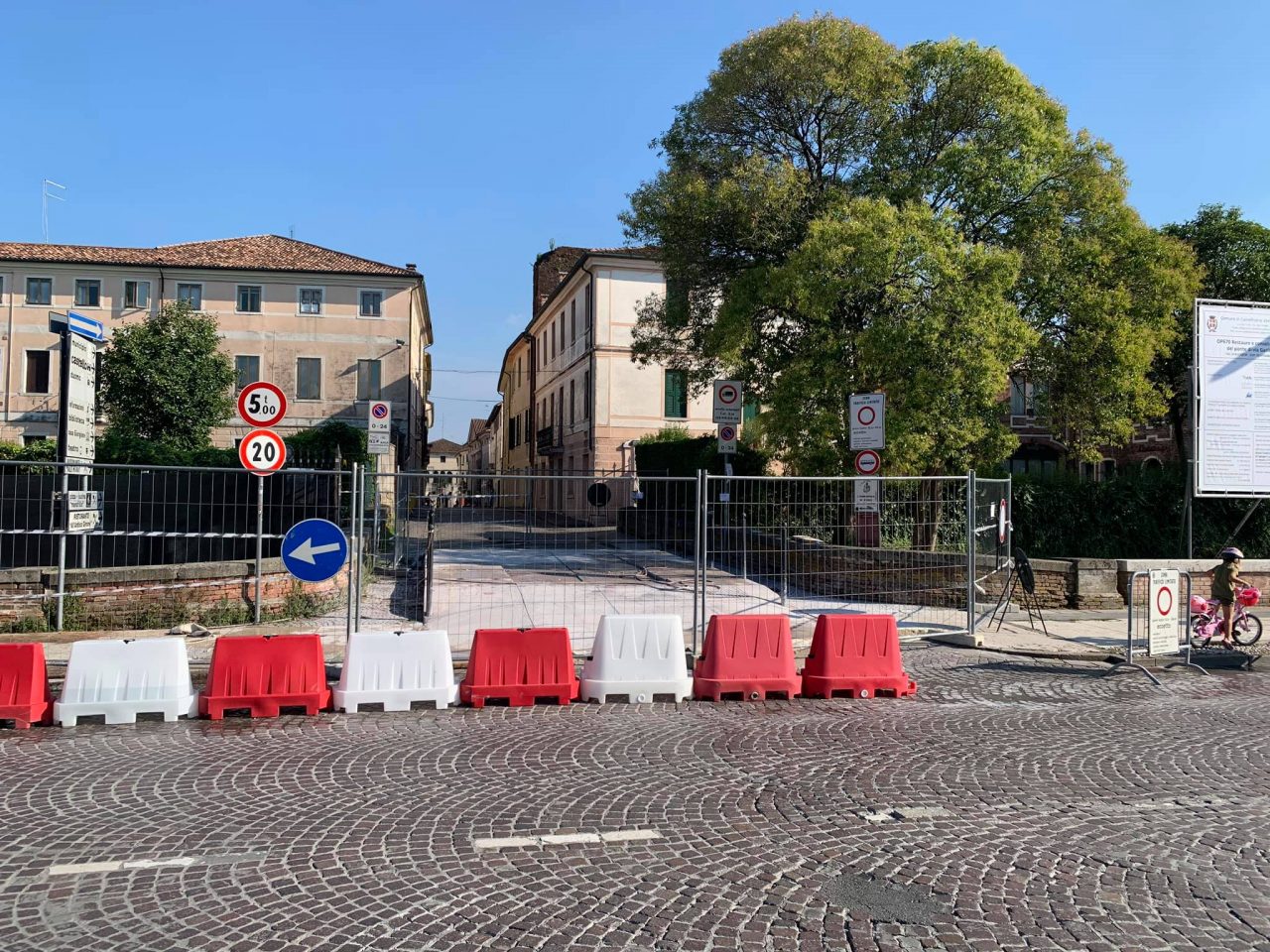 Restauro ponte Garibaldi, viabilità modificata da ieri nel centro storico: aperta anche la passerella pedonale