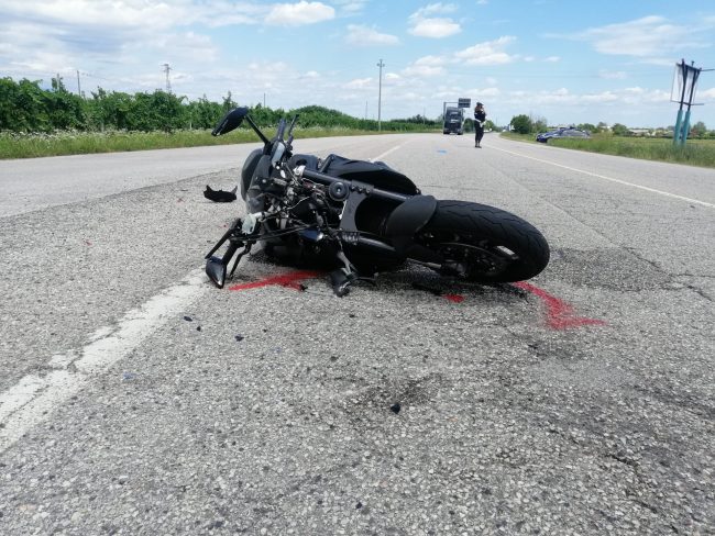 Motociclista si schianta contro il guard rail: 55enne in terapia intensiva