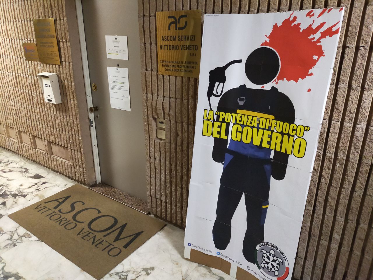 CasaPound, la provocazione a sostegno dei benzinai anche a Treviso e Vittorio Veneto