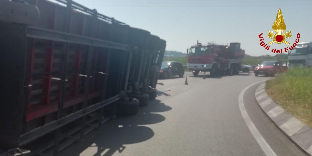 Caos Feltrina stamattina: camion si ribalta e perde rotoli di carta in strada