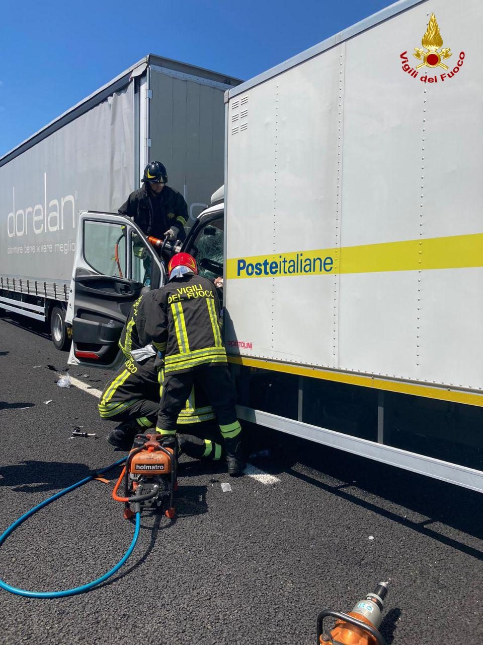 Furgone delle Poste contro un camion, incidente in A27: un ferito