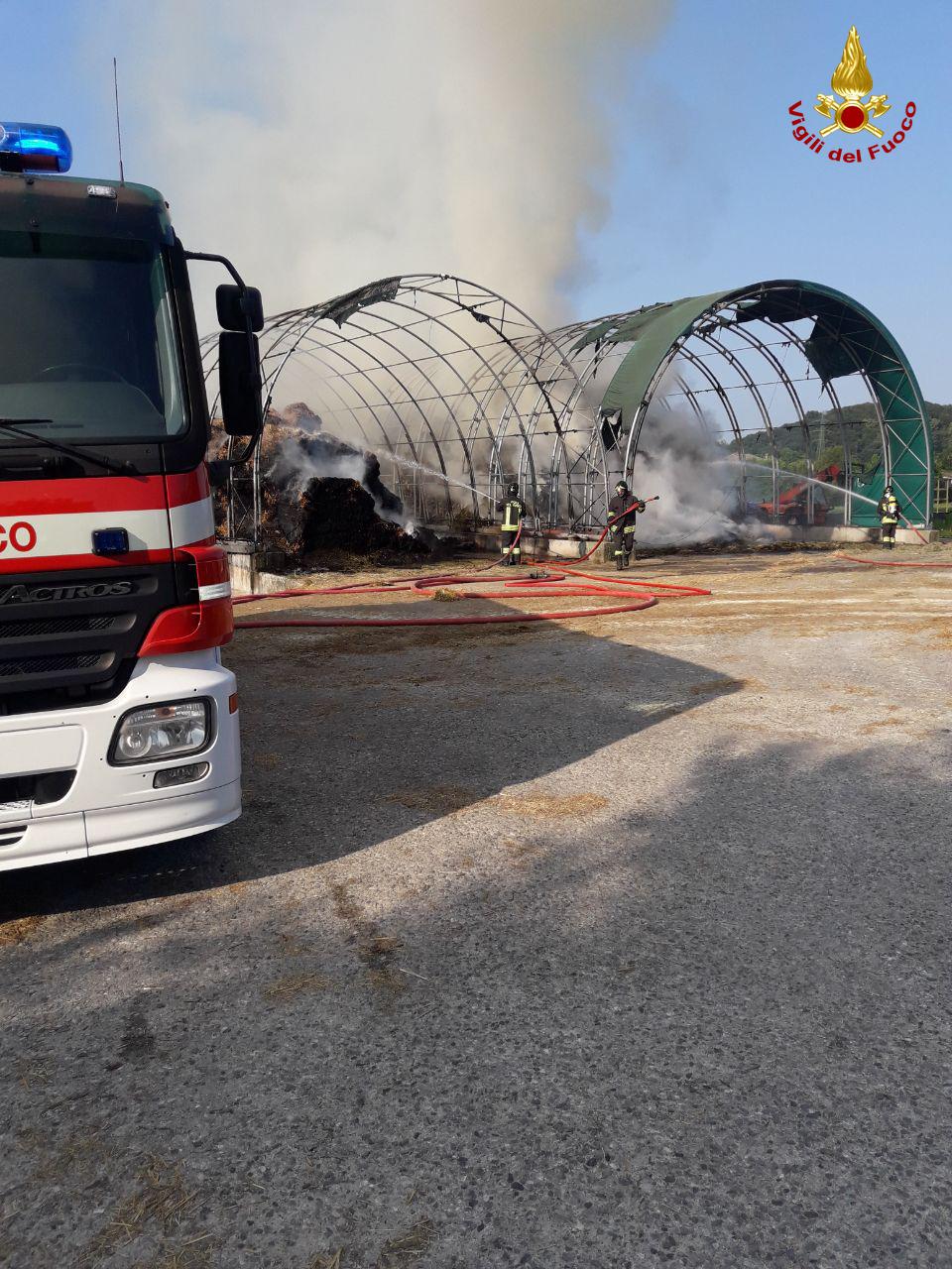Incendio San Zenone degli Ezzelini, autocombustione accidentale: 1.500 quintali di fieno in fumo