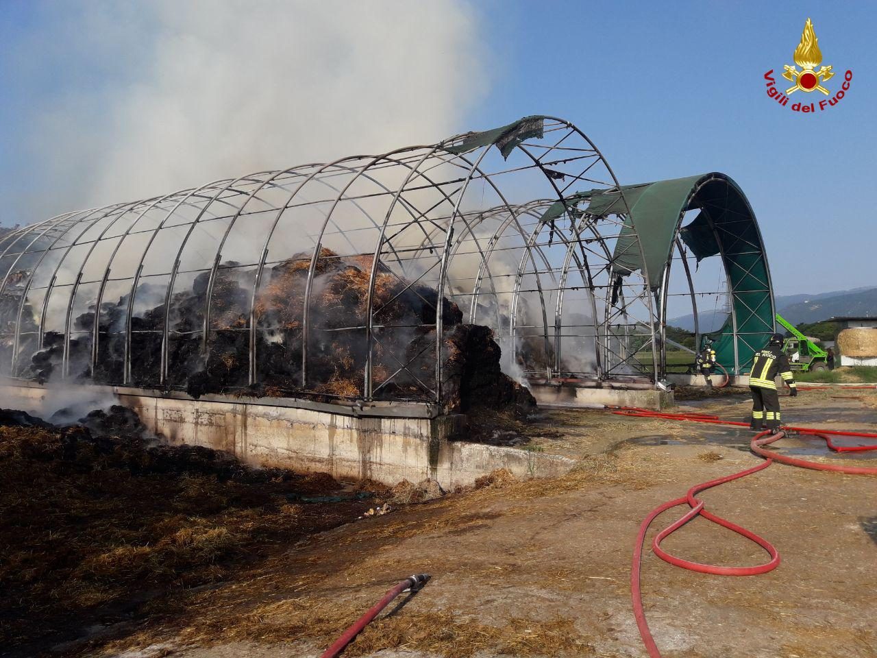 Incendio San Zenone degli Ezzelini, autocombustione accidentale: 1.500 quintali di fieno in fumo