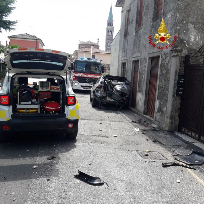 Pieve di Soligo, scontro tra due auto con perdita di gas: due contusi