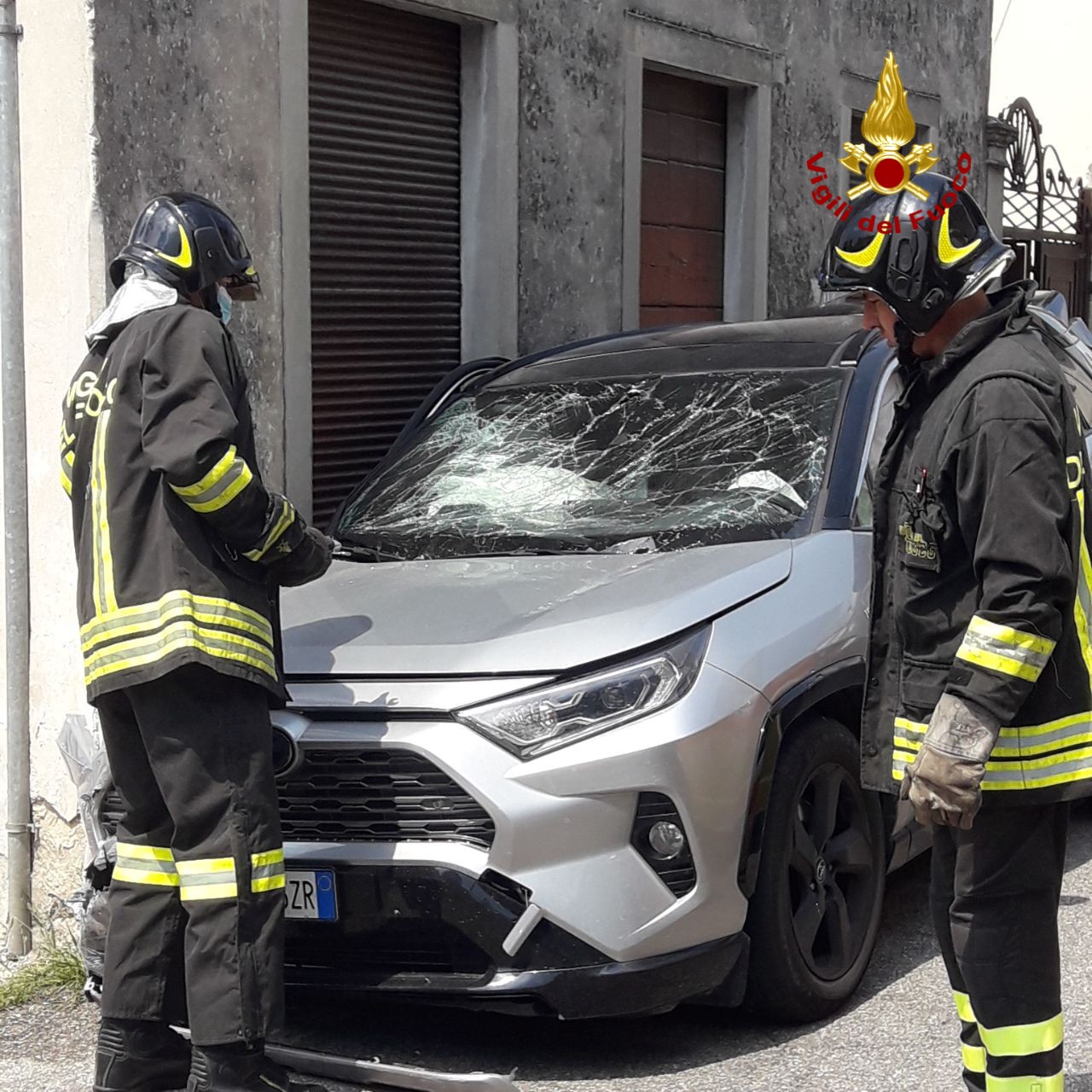 Pieve di Soligo, scontro tra due auto con perdita di gas: due contusi