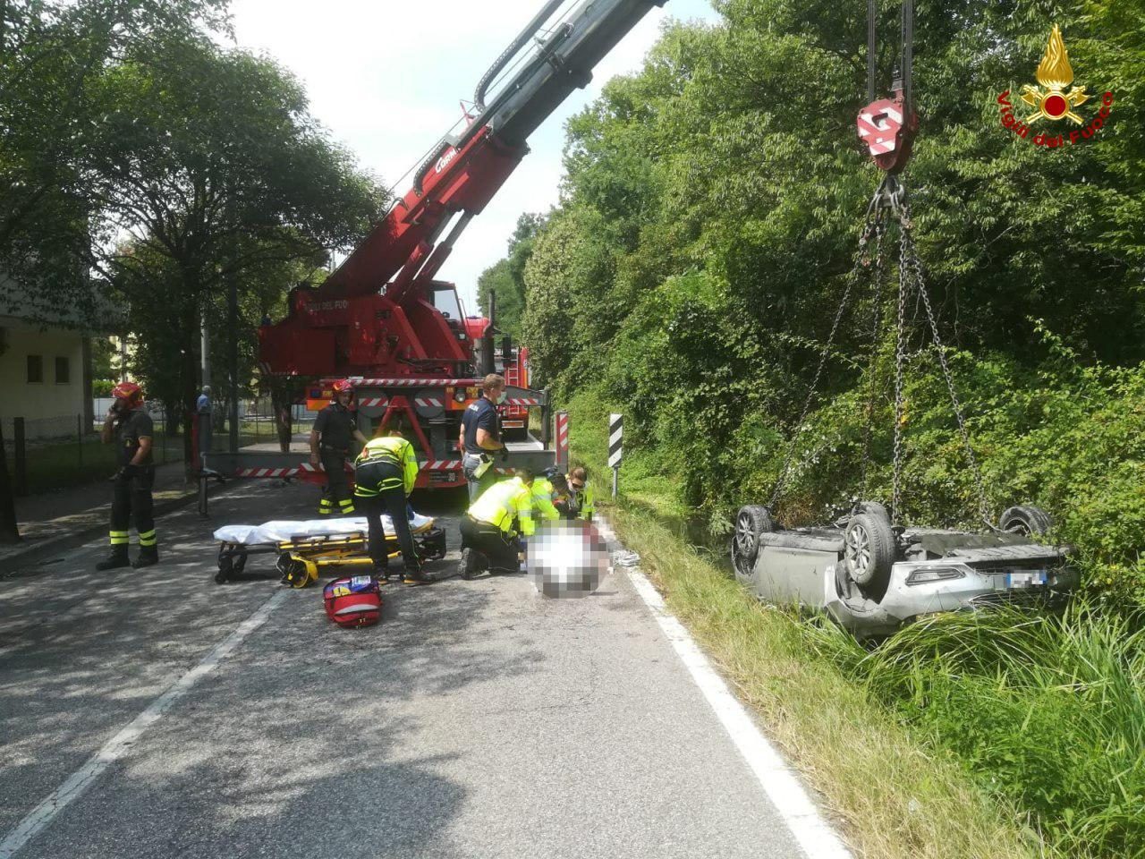 Tragedia sfiorata a Dosson, auto capovolta nel fosso pieno d’acqua: guidatore salvato in extremis