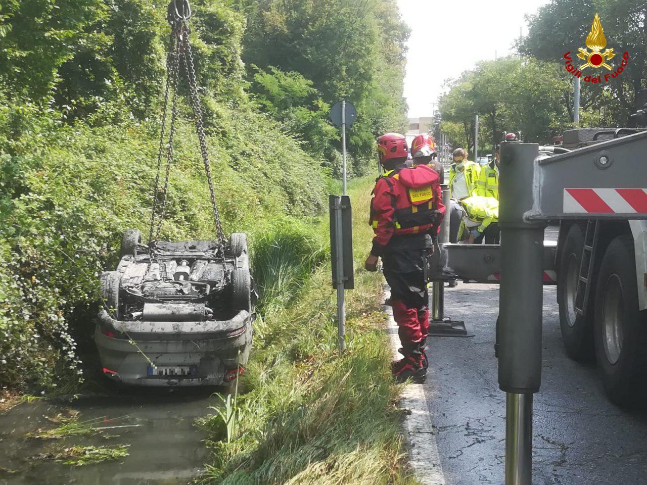 Tragedia sfiorata a Dosson, auto capovolta nel fosso pieno d'acqua: guidatore salvato in extremis
