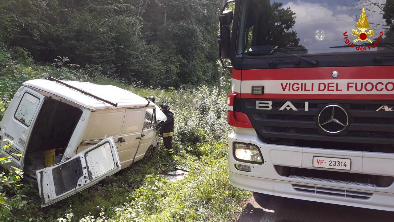 Speronato dal camionista dopo un litigio: 30enne “miracolato” a Pederobba