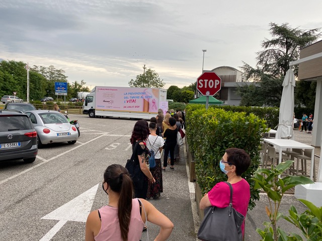 Fraccaro Cafè, la pioggia non ferma la prevenzione: oltre 45 donne registrate per lo screening mammografico gratuito