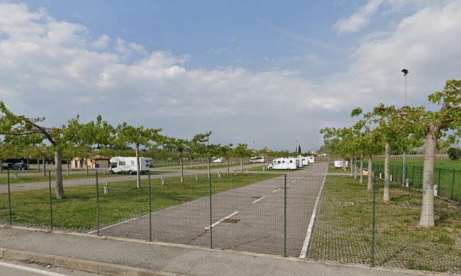 Casalinga veronese trovata cadavere nel parcheggio delle terme: lesioni sul cranio